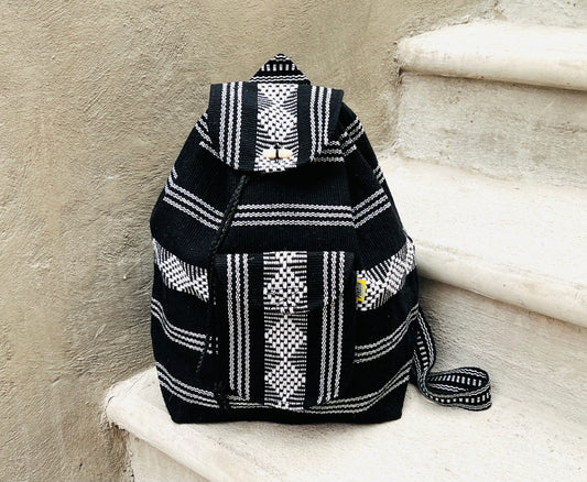 Classic Black Backpack (Mochila)