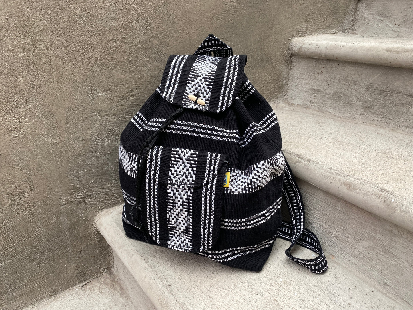 Classic Black Backpack (Mochila)